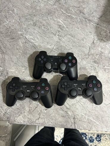 PS3 (Sony PlayStation 3): Salam ps 3 ideal vezyetde plombasi uzerinde 3 ədəd pult var 1 i