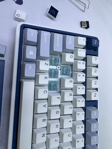 Клавиатуры: Клавиатура, Механическая, Bluetooth, Проводное подключение, Размер: 75% — 6