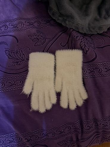 Yumşaq tüklü əlcək – ağ rəngdə, barmaqlı model. - Material