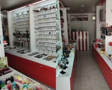 Digər biznes avadanlığı: 25-30 m² magazanin vitrinleri hamisi birlikde 2200 azn. Unvan Badamdar