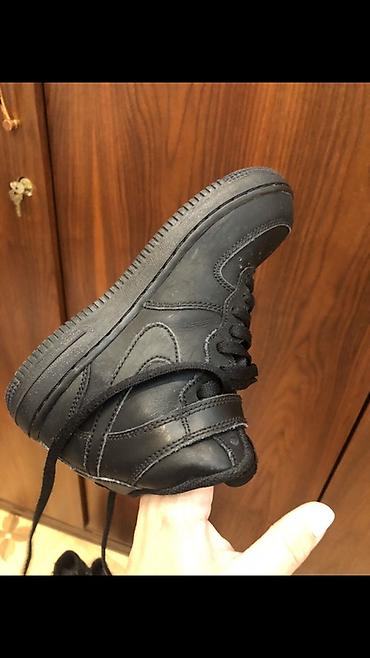 bas ortusu: Nike Air Force 1 Mid – tam qara rəng - Model: AF1 Mid (orta boğaz) - — 8