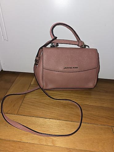 Torbe: MICHAEL KORS mala torba preko ramena, a moze se nositi i u ruci. Neka — 9