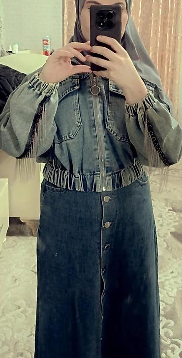 baş ortuyu: Denim maxi don – kapüşonsuz, uzunqol, tünd mavi rəngdə. - Üst hissə — 1