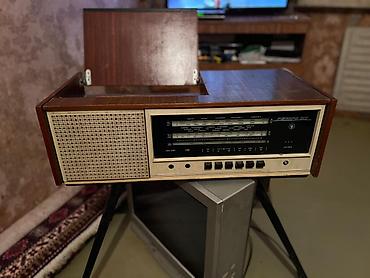 retro gramofon: Retro “Рекорд-310” məişət radiolu musiqi mərkəzi - Korpus: taxta — 2