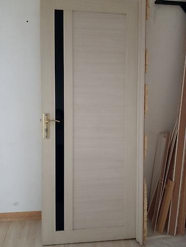 plastik qaplar: Ağ-açıq palıd tonlarında interyer qapısı - Material: MDF/laminat — 3