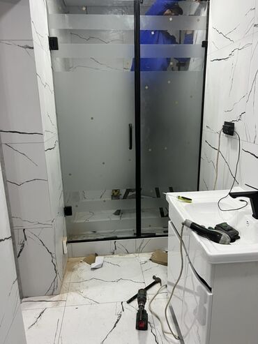 Душевые перегородки и ограждения: Душевые ограждения и перегородки из закалённого стекла под заказ — 12