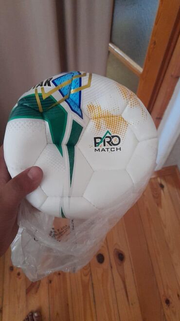 arxa top: Tam orginal top.ballonstarın Pro match topudu.Ölkömizə gələn xarici