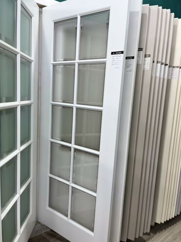 ev qapları: Ağ rəngdə, düzbucaqlı formalı, şüşəli panellərdən ibarət qapı. Bu