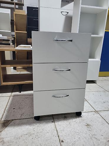 Офисные шкафы: Tumbuckalar yenidir hündürlük 65 sm eni və dərinlik 40 sm . təkərli — 2