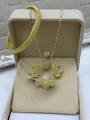 Наборы украшений: Наборы ювелирных украшений в подарочных боксах. Состав каждого — 9