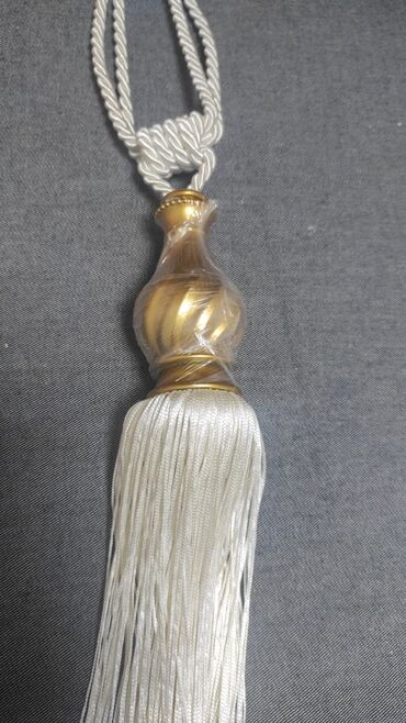 Pərdə və tüllər: Pərdələr üçün müxtəlif aksesuarlar təklif olunur. Birinci dəstə oval — 8