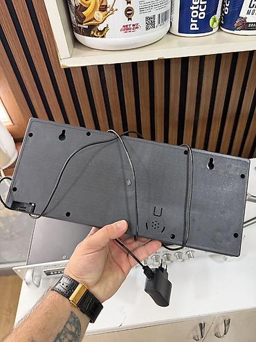 sufre dekoru: Divar saatları, Elektron, Arxa işıq — 2