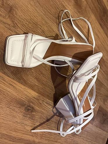 sendel: Təzədir, 38 ölçüdür

Asos design — 1