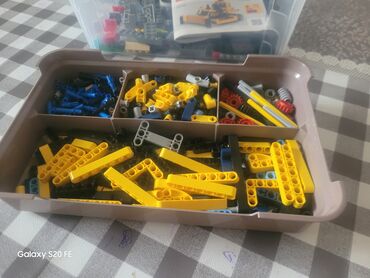 на 9 лет: Оригинальный LEGO. Есть 2 набора с инструкцией (2 одинаковых набора)