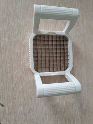 Сковородки: Антипригарные сковорода блестящая по 900 сомчерная уже продана. Яйца — 4