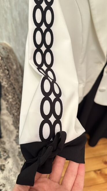 Dəstlər, kostyumlar: Qara rəngdə zərli və mirvari bəzəkli iki hissəli dəst: - Üst: qısa — 6