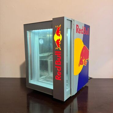 Soyuducu kameralar: Red Bull mini vitrin soyuducu - Brend vitrin dizaynı: ön və yan