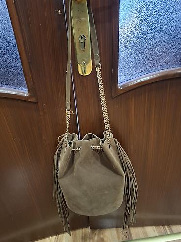 mango canta: Qəhvəyi süet çiyin çantası – boho üslubunda - Material: yumşaq süet — 1