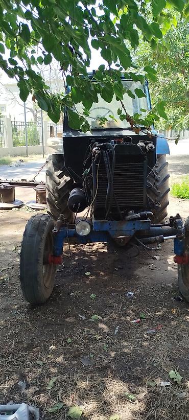 авто азербайджан: MTS-80 tipli mavi traktor və arxasında qoşulan diskli otbiçən (4 — 4