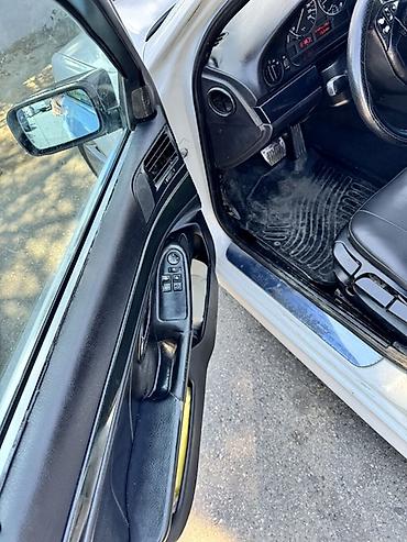 şüşə qaldıran: BMW 5 Series E39 sedan – ağ rəngdə. - Eksteryer: M paket üslublu — 5