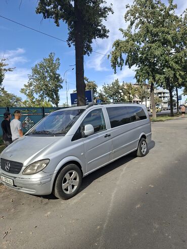 бусик машина: Минивэн Mercedes-Benz Vito серебристого цвета с тонированными задними