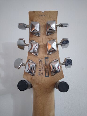 Gitare: Električna gitara Ibanez, idealna za početnike i napredne svirače. Ima — 9