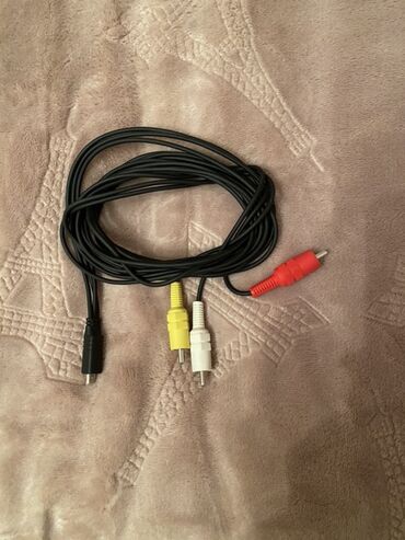 on bir tv: Qara rəngli, RCA konnektorlu audio-video kabeli. Bir ucunda mini-jack
