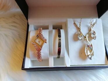 Setovi nakita: Cena 2100din
Bez kutije ide — 10