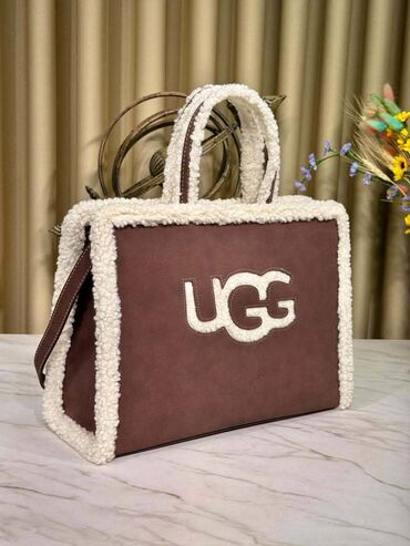 Torbe: UGG torbe
Cena 5100
Dim.l 29x39
But.P45 — 2