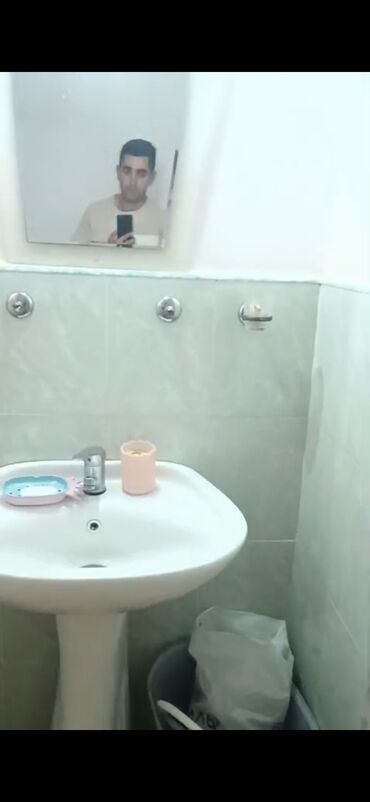 Uzunmüddətli kirayə evlər: Saray postunu keçəndən 200 m Bakıya tərəf, içəri yoldan 400 m məsafədə — 10