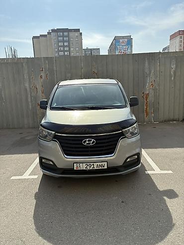 rolls rois: Hyundai H-1 / Starex, серебристый фургон грузо-пассажирский Машина — 1