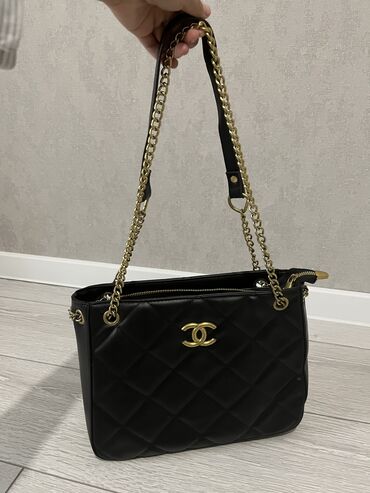 женская спортивная сумка для фитнеса: Сумка с золотыми ставками. Под Chanel. Нет потертости. Носили пару
