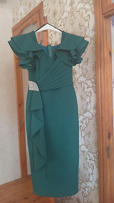 Zümrüdı-yaşıl rəngdə zərif midi don. - Model: qələm silueti, dizə
