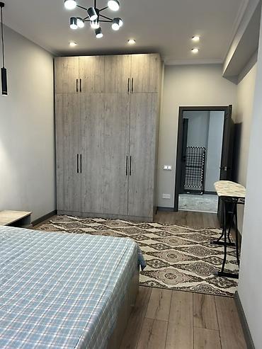 silver kitchen: Кухня-столовая и прихожая со встроенной техникой и мебелью — 9