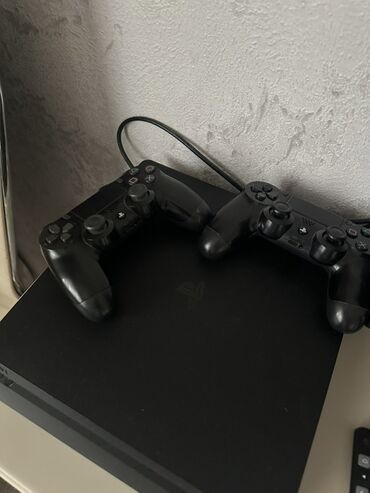бу стиральные машины в бишкеке: PlayStation 4 (PS4) с двумя беспроводными геймпадами DualShock 4. С