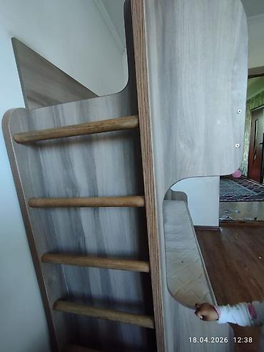 bunk bed: Двухъярусная детская кровать с нижним спальным местом и верхним — 2