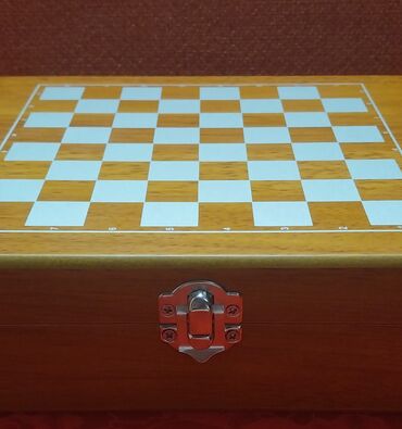 Digər kolleksiyalar: İçki qabı dəsti şahmat lövhəsi ilə birlikdə satılır. Üzərində Alov — 4