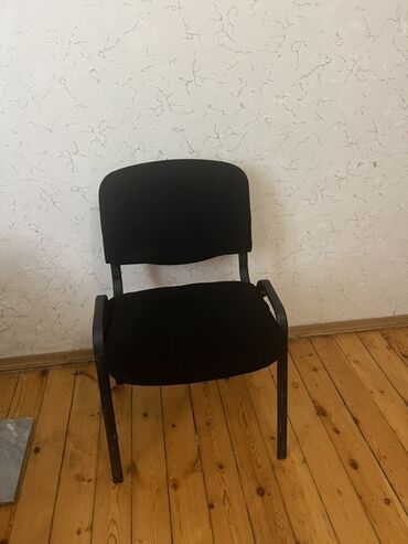 Ofis və oyun kresloları: Qara rəngli ofis/konfrans oturacağı - Model: arxalı və qol dayaqlı