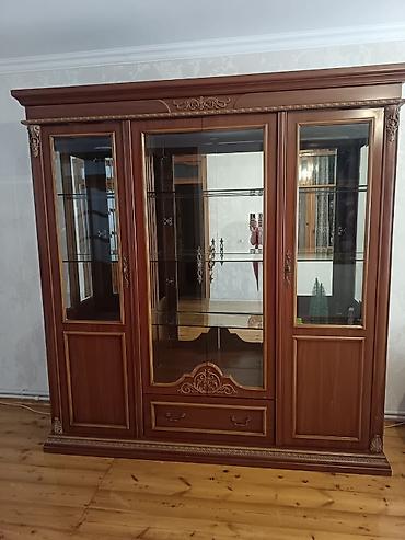 210: Klassik üslubda vitrinli bufet/dolab - Material: ağac əsaslı korpus — 1