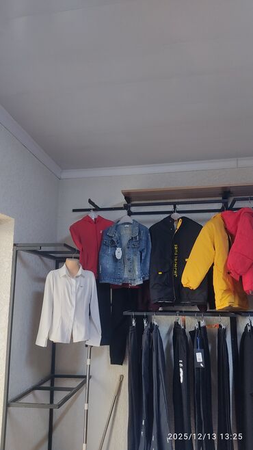 Кронштейны, стойки: Продается торговое оборудование для магазина одежды. Рассчитан до — 1