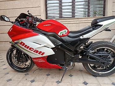 скутер желмаян: Спортивный мотоцикл в облике Ducati с яркой триколорной раскраской — 1