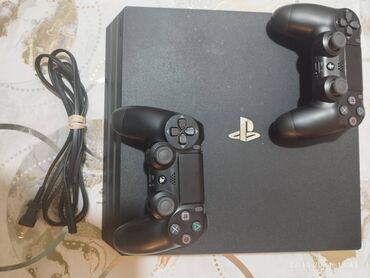 playstaion 4: Ps4 pro 1 TB, CUH-7215 versiya12. Pultlar hər ikisi ideal