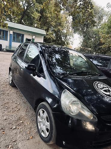 машина двухместная: Honda Fit: 2002 г., 1.3 л, Автомат, Бензин, Хэтчбэк — 3