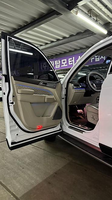 Другие детали кузова: Внедорожник (белый кузов, белый элементы) Ключевые особенности: - — 8