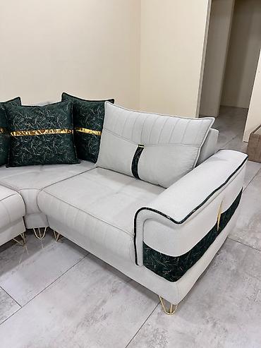 Divanlar: Ağ rəngli künc divan, qara haşiyəli və qızılı elementlərlə tamamlanan — 3