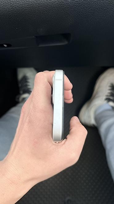6: IPhone 13, белый цвет срочно - Экран 6.1" Super Retina XDR (OLED) с — 1