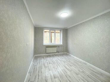1 комнатная квартира 8 мкр: 1 бөлмө, 17 кв. м, Жатакана жана мейманкана түрүндө, 3 кабат, Евроремонт