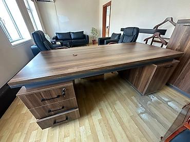 Ofis dəst mebeli: Ofis mebel dəsti Tərkibi: - Direktor masası: geniş iş səthi, kabel — 6