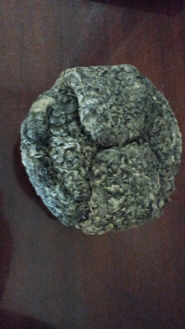 Dəstlər: Qoyun dərisindən (qaragül tipli) papaq - Material: təbii qıvrım yunlu