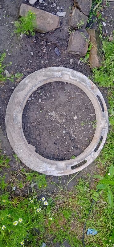 кольца канализационные: Продаю чугунное основание БУ для канализационного люка. Диаметр 54 см